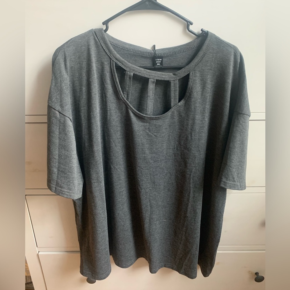 Women’s SHEIN Cage Strap Cut Out Gray Short Sleeve Top. New With Tags. Size 2X.